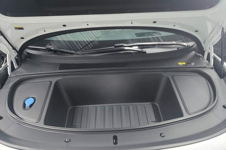 Used Li Auto i6 2025 Model Two-Wheel-Drive Standard Type Engine Bay