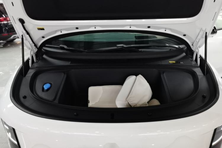 Used Li Auto i6 2025 Model Four-Wheel-Drive Standard Type Engine Bay