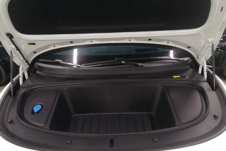 Used Li Auto i6 2025 Model Four-Wheel-Drive Standard Type Engine Bay