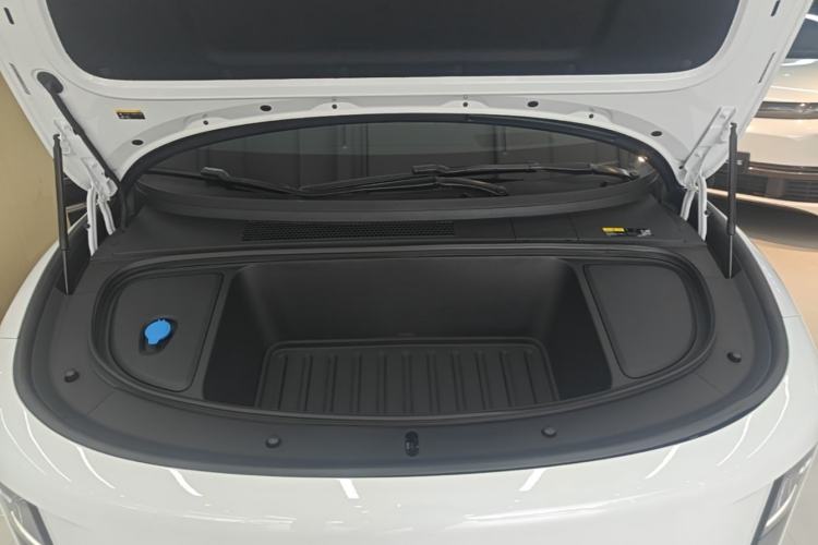 Used Li Auto i6 2025 Model Four-Wheel-Drive Standard Type Engine Bay