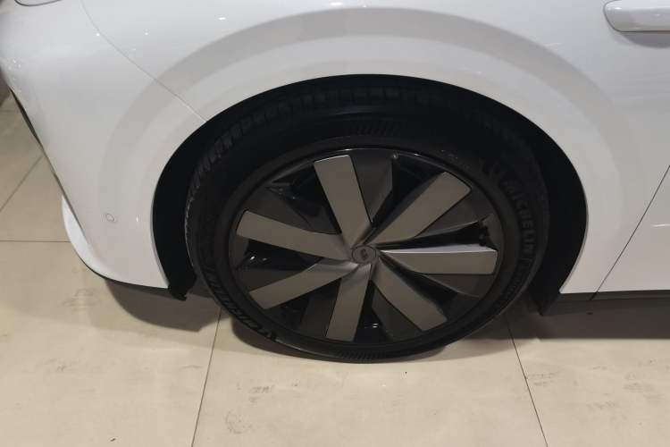 Used Li Auto i6 2025 Model Four-Wheel-Drive Standard Type Exterior 2