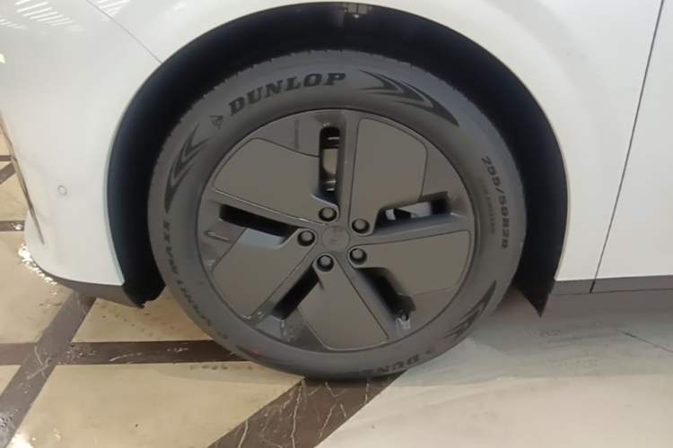 Used Li Auto i6 2025 Model Two-Wheel-Drive Standard Type Exterior 3