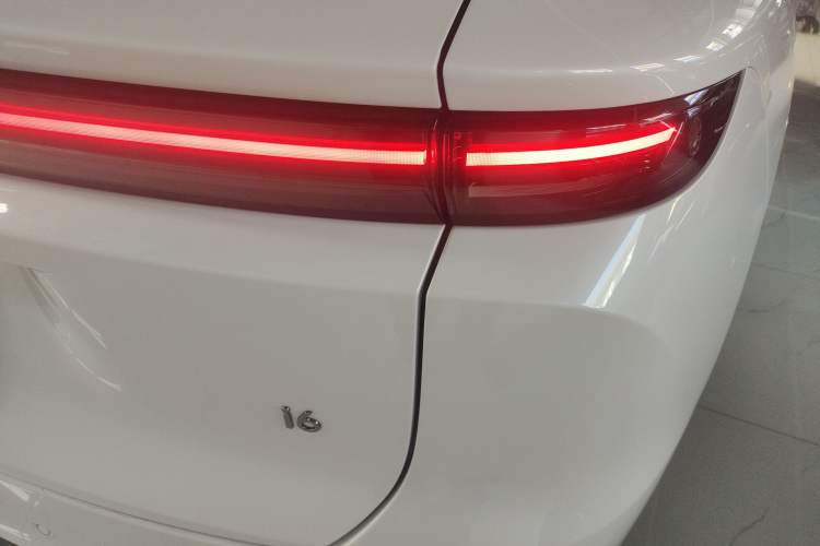 Used Li Auto i6 2025 Model Two-Wheel-Drive Standard Type Exterior 3