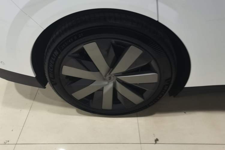 Used Li Auto i6 2025 Model Four-Wheel-Drive Standard Type Exterior 3