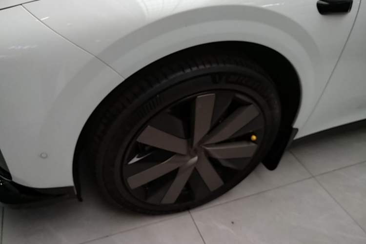 Used Li Auto i6 2025 Model Four-Wheel-Drive Standard Type Exterior 4