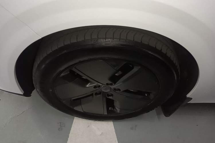 Used Li Auto i6 2025 Model Two-Wheel-Drive Standard Type Exterior 4