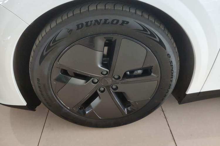Used Li Auto i6 2025 Model Two-Wheel-Drive Standard Type Exterior 4