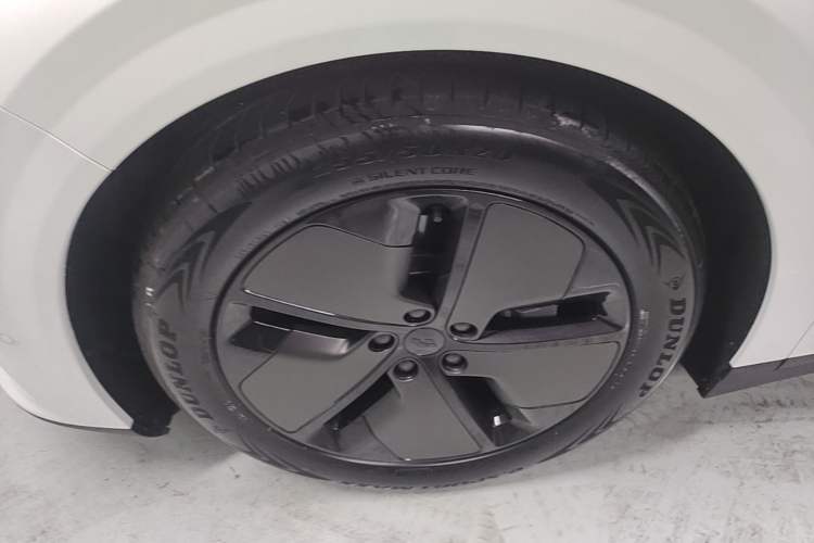 Used Li Auto i6 2025 Model Two-Wheel-Drive Standard Type Exterior 4