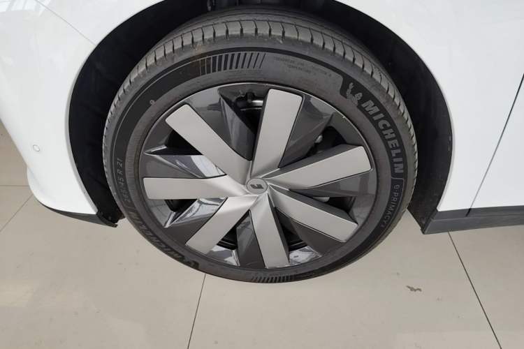 Used Li Auto i6 2025 Model Two-Wheel-Drive Standard Type Exterior 4