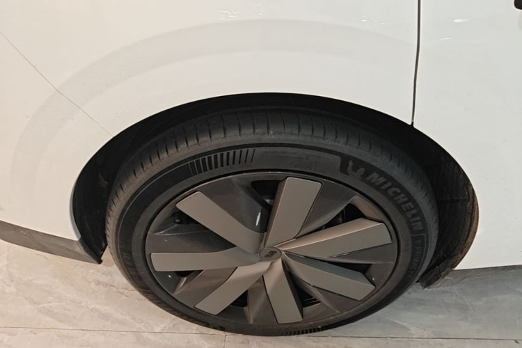 Used Li Auto i6 2025 Model Four-Wheel-Drive Standard Type Exterior 5