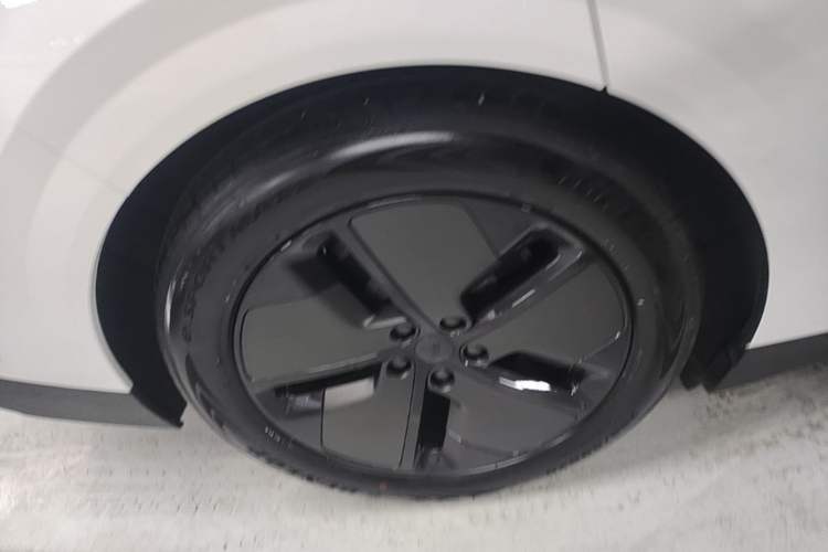Used Li Auto i6 2025 Model Two-Wheel-Drive Standard Type Exterior 5
