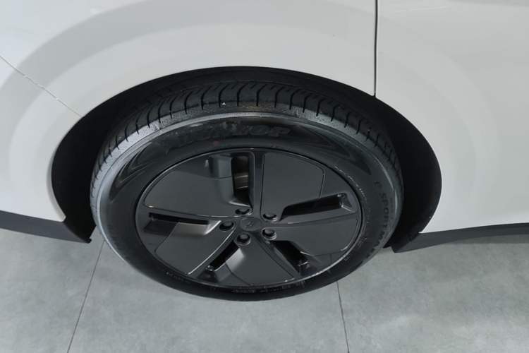 Used Li Auto i6 2025 Model Two-Wheel-Drive Standard Type Exterior 5