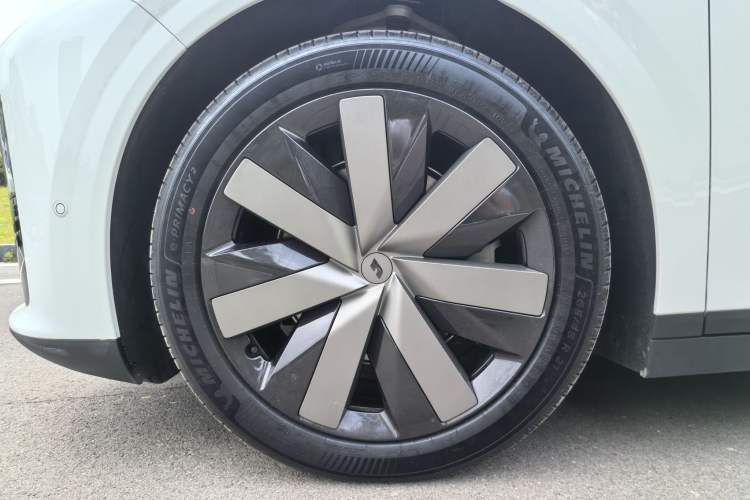Used Li Auto i6 2025 Model Four-Wheel-Drive Standard Type Exterior 7