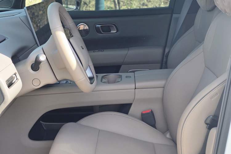 Used Li Auto i6 2025 Model Two-Wheel-Drive Standard Type Exterior 8