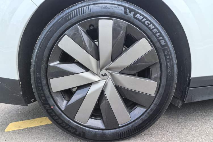 Used Li Auto i6 2025 Model Four-Wheel-Drive Standard Type Exterior 8