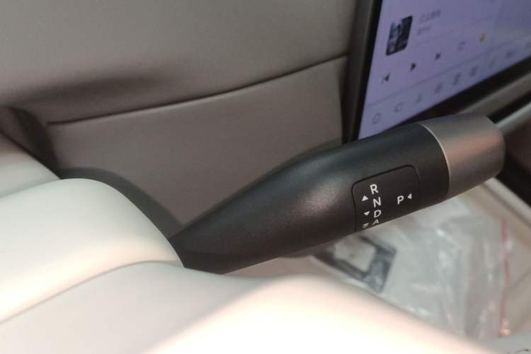Used Li Auto i6 2025 Model Two-Wheel-Drive Standard Type Gear Lever