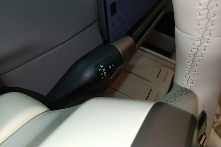 Used Li Auto i6 2025 Model Two-Wheel-Drive Standard Type Gear Lever