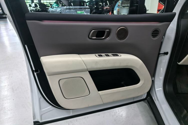 Used Li Auto i6 2025 Model Two-Wheel-Drive Standard Type Interior 1