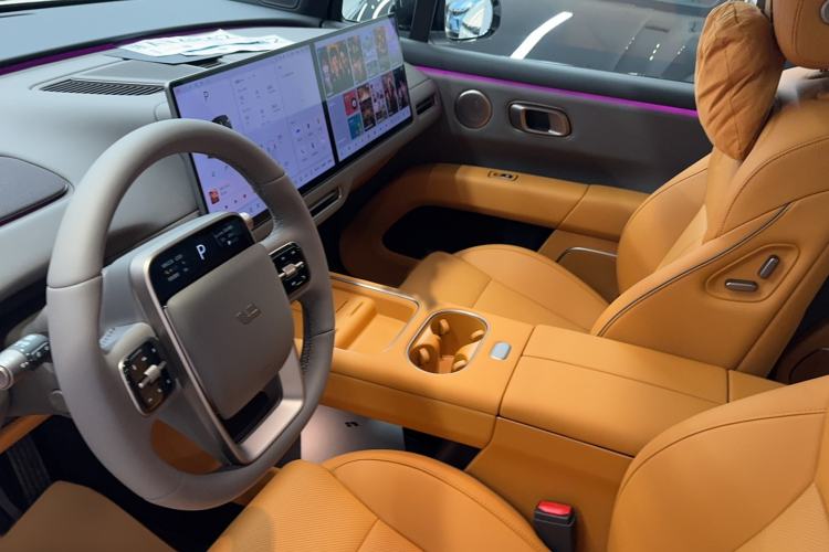 Used Li Auto i6 2025 Model Two-Wheel-Drive Standard Type Interior 1