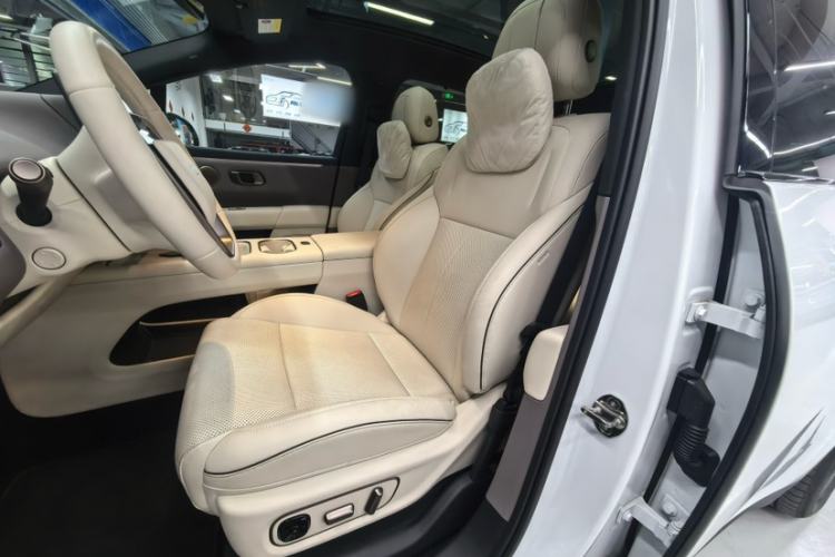 Used Li Auto i6 2025 Model Two-Wheel-Drive Standard Type Interior 10