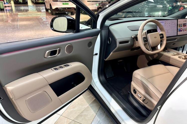 Used Li Auto i6 2025 Model Two-Wheel-Drive Standard Type Interior 10