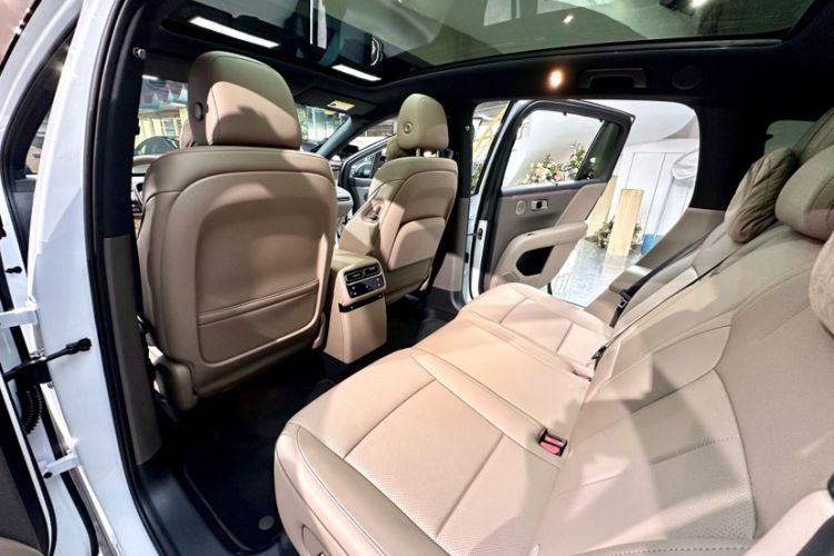 Used Li Auto i6 2025 Model Two-Wheel-Drive Standard Type Interior 11