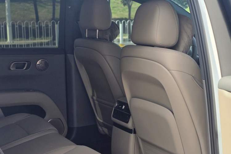 Used Li Auto i6 2025 Model Two-Wheel-Drive Standard Type Interior 2