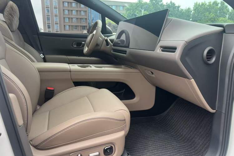 Used Li Auto i6 2025 Model Four-Wheel-Drive Standard Type Interior 2