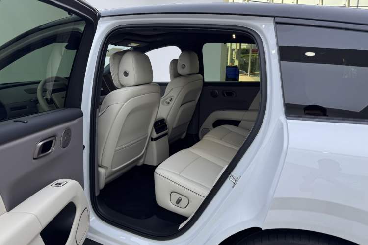 Used Li Auto i6 2025 Model Two-Wheel-Drive Standard Type Interior 2