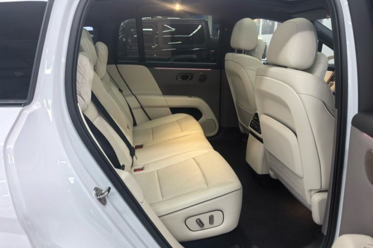 Used Li Auto i6 2025 Model Two-Wheel-Drive Standard Type Interior 2