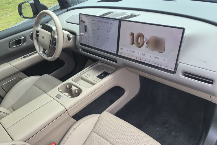 Used Li Auto i6 2025 Model Four-Wheel-Drive Standard Type Interior 2