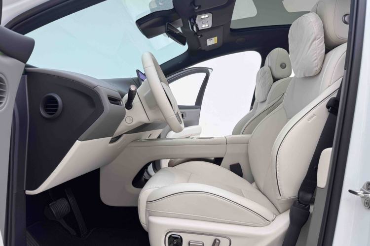 Used Li Auto i6 2025 Model Four-Wheel-Drive Standard Type Interior 2