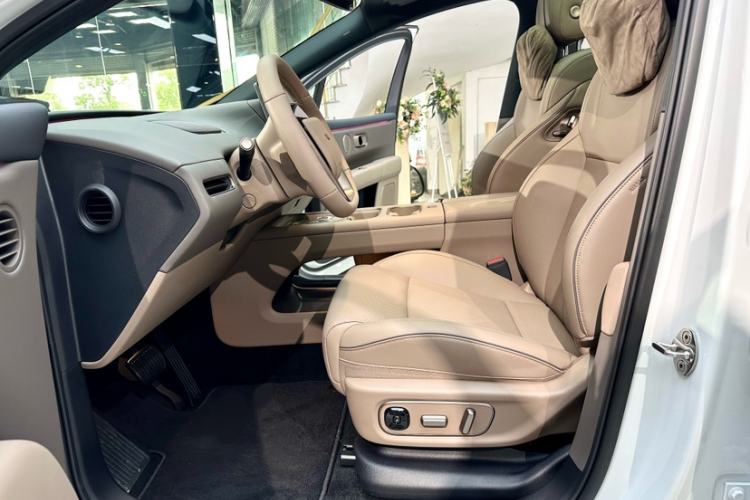 Used Li Auto i6 2025 Model Two-Wheel-Drive Standard Type Interior 2