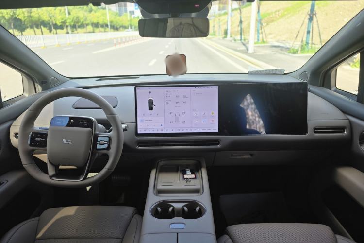 Used Li Auto i6 2025 Model Two-Wheel-Drive Standard Type Interior 3