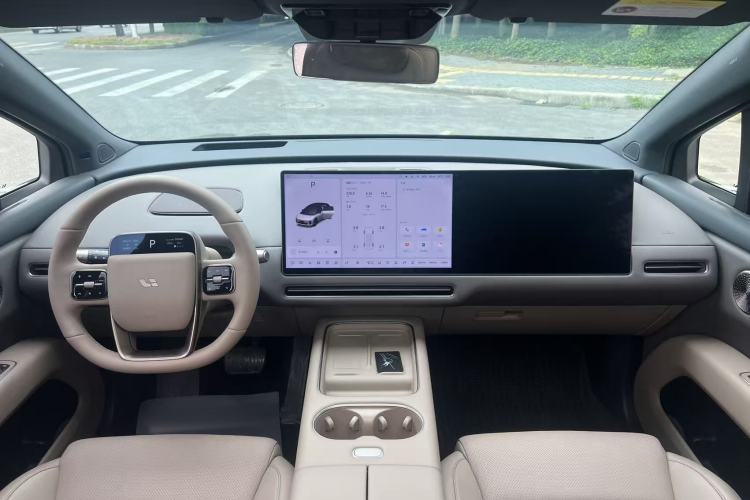 Used Li Auto i6 2025 Model Four-Wheel-Drive Standard Type Interior 3