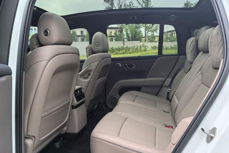 Used Li Auto i6 2025 Model Four-Wheel-Drive Standard Type Interior 3