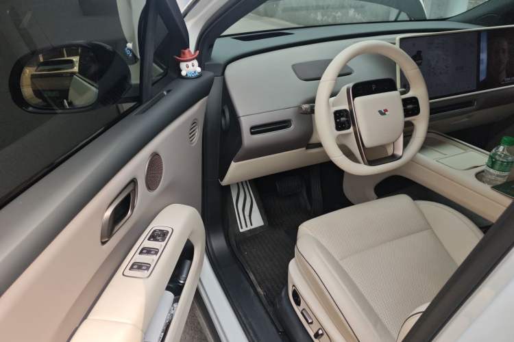 Used Li Auto i6 2025 Model Two-Wheel-Drive Standard Type Interior 3