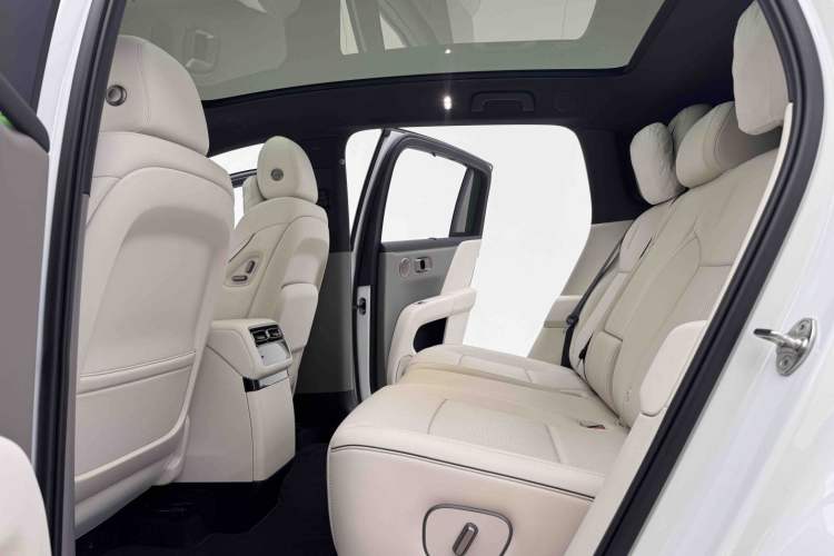Used Li Auto i6 2025 Model Four-Wheel-Drive Standard Type Interior 3