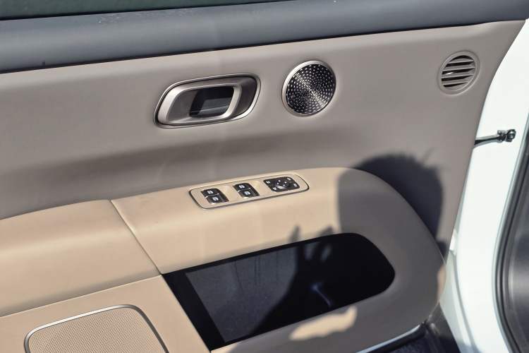 Used Li Auto i6 2025 Model Two-Wheel-Drive Standard Type Interior 4