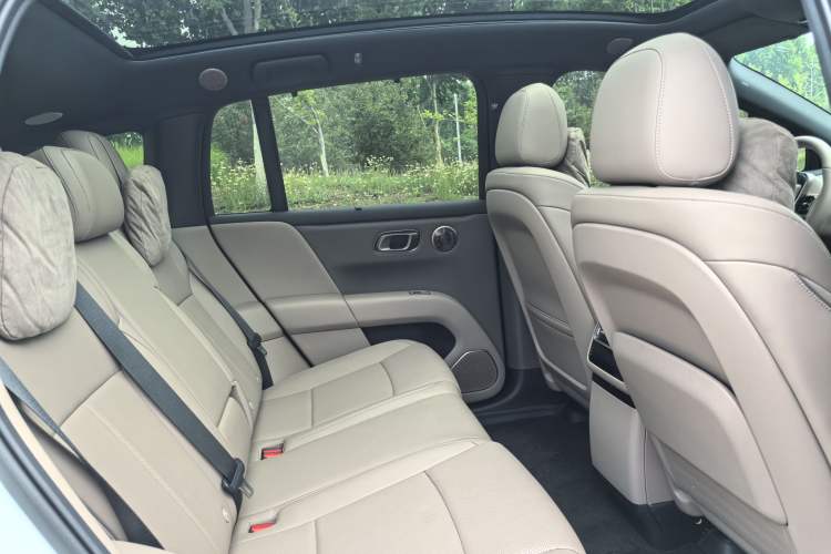 Used Li Auto i6 2025 Model Four-Wheel-Drive Standard Type Interior 4