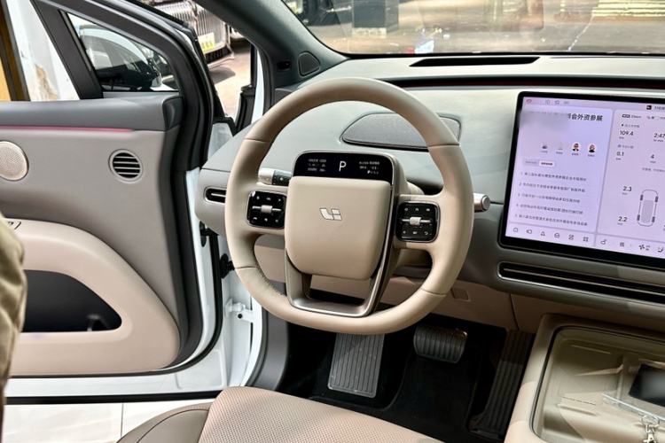 Used Li Auto i6 2025 Model Two-Wheel-Drive Standard Type Interior 4