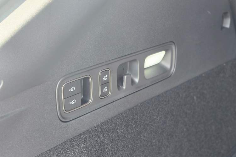 Used Li Auto i6 2025 Model Two-Wheel-Drive Standard Type Interior 5