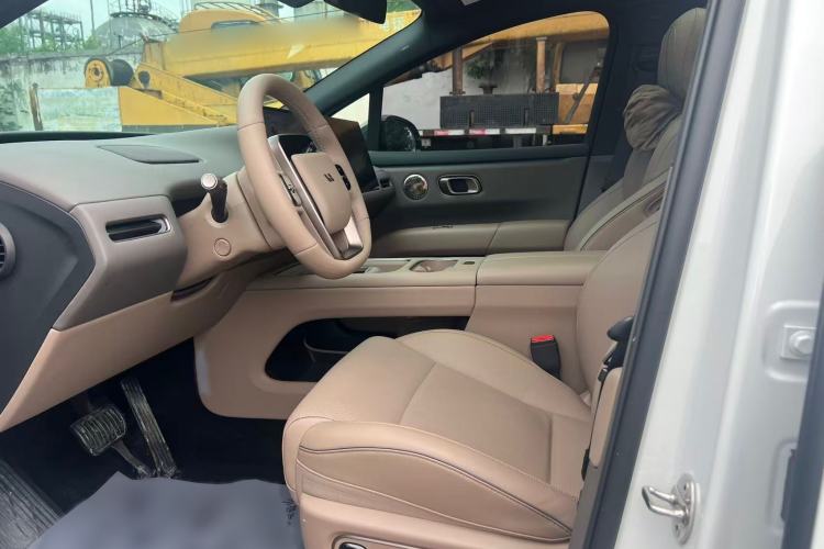 Used Li Auto i6 2025 Model Four-Wheel-Drive Standard Type Interior 5