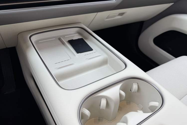 Used Li Auto i6 2025 Model Two-Wheel-Drive Standard Type Interior 5