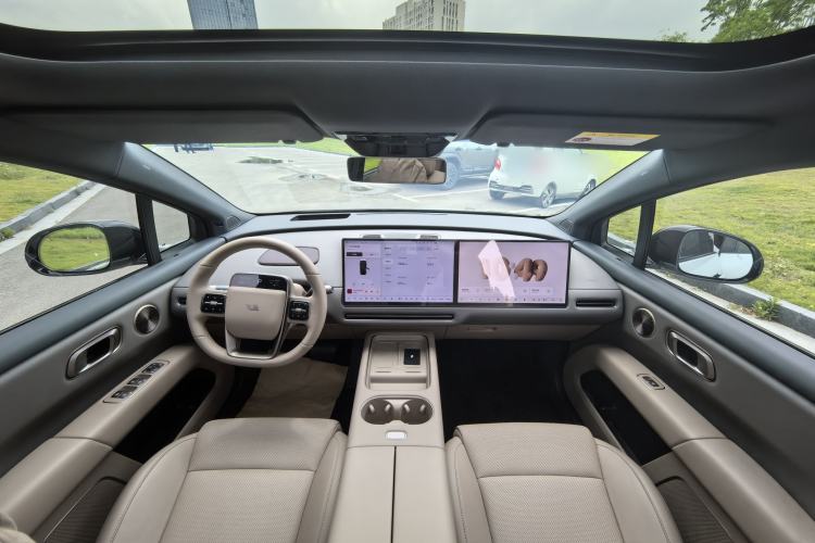 Used Li Auto i6 2025 Model Four-Wheel-Drive Standard Type Interior 5