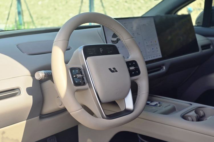 Used Li Auto i6 2025 Model Two-Wheel-Drive Standard Type Interior 6