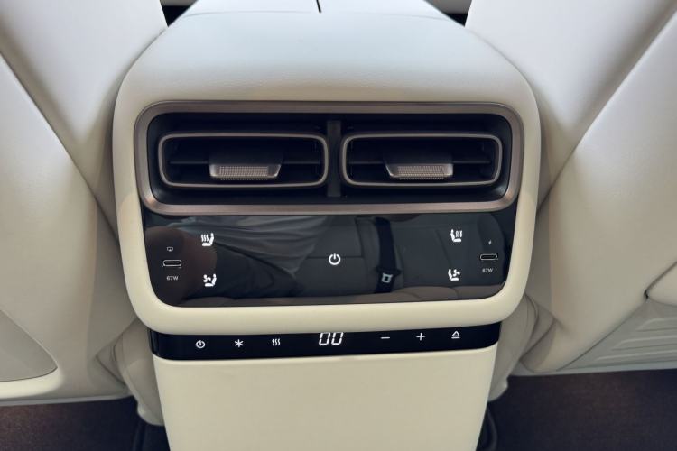 Used Li Auto i6 2025 Model Two-Wheel-Drive Standard Type Interior 6