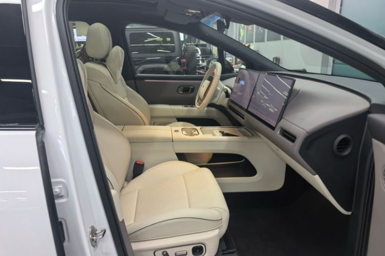 Used Li Auto i6 2025 Model Two-Wheel-Drive Standard Type Interior 6