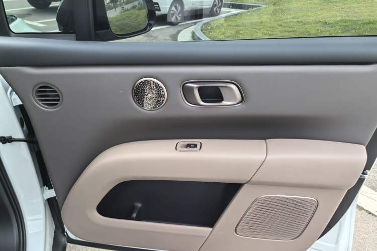 Used Li Auto i6 2025 Model Four-Wheel-Drive Standard Type Interior 6
