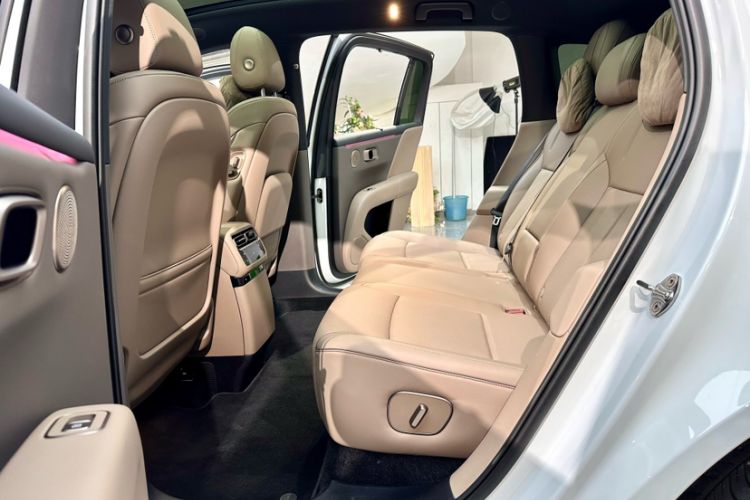 Used Li Auto i6 2025 Model Two-Wheel-Drive Standard Type Interior 8